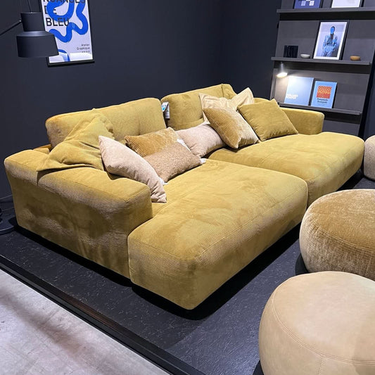 Megasofa, zwei große Sitzflächen, breite Armlehnen, zwei Rückenkissen, tiefe schwarze Füße, Cord