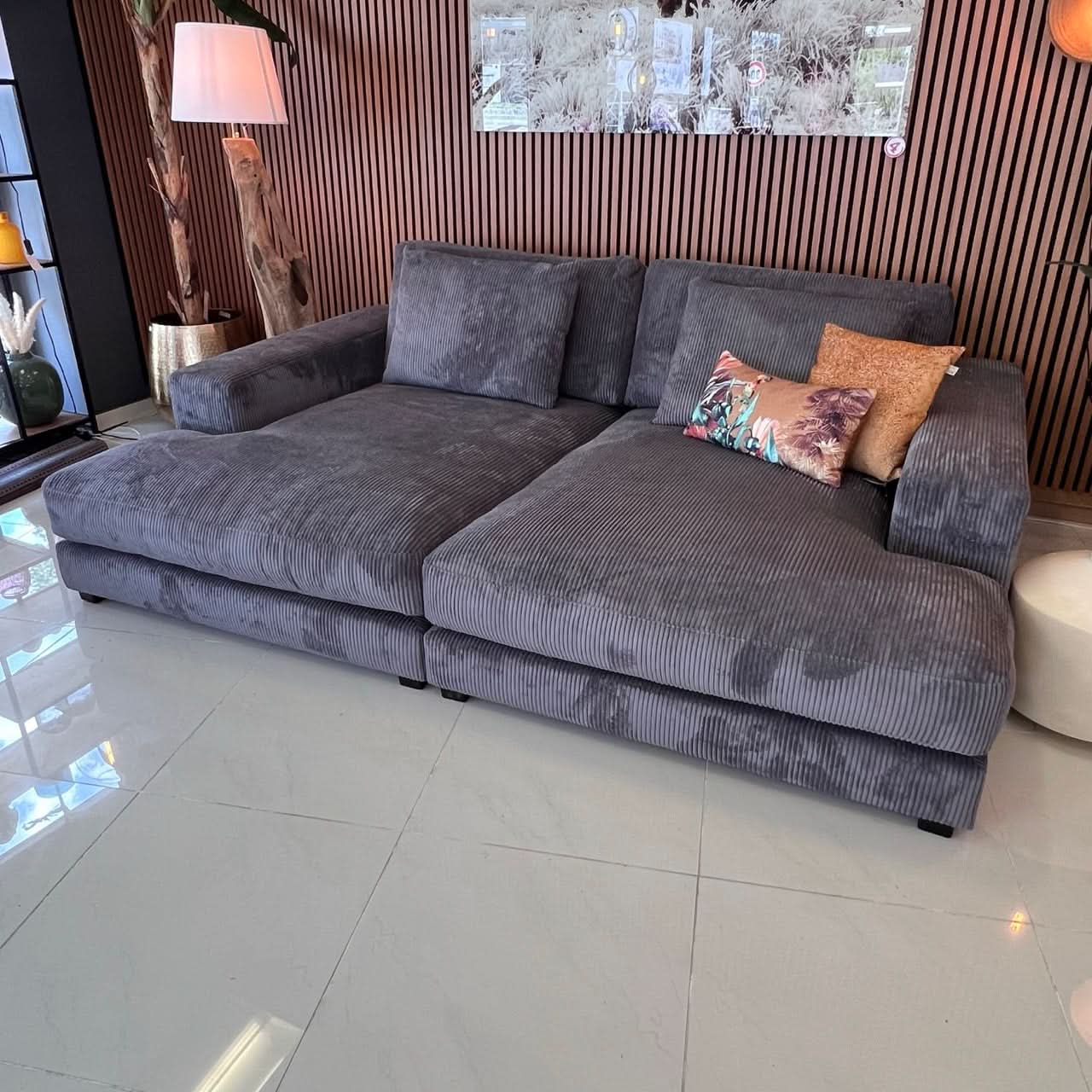 Megasofa, zwei große Sitzflächen, breite Armlehnen, zwei Rückenkissen, schwarze tiefe Füße, Cord