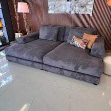 Megasofa, zwei große Sitzflächen, breite Armlehnen, zwei Rückenkissen, schwarze tiefe Füße, Cord