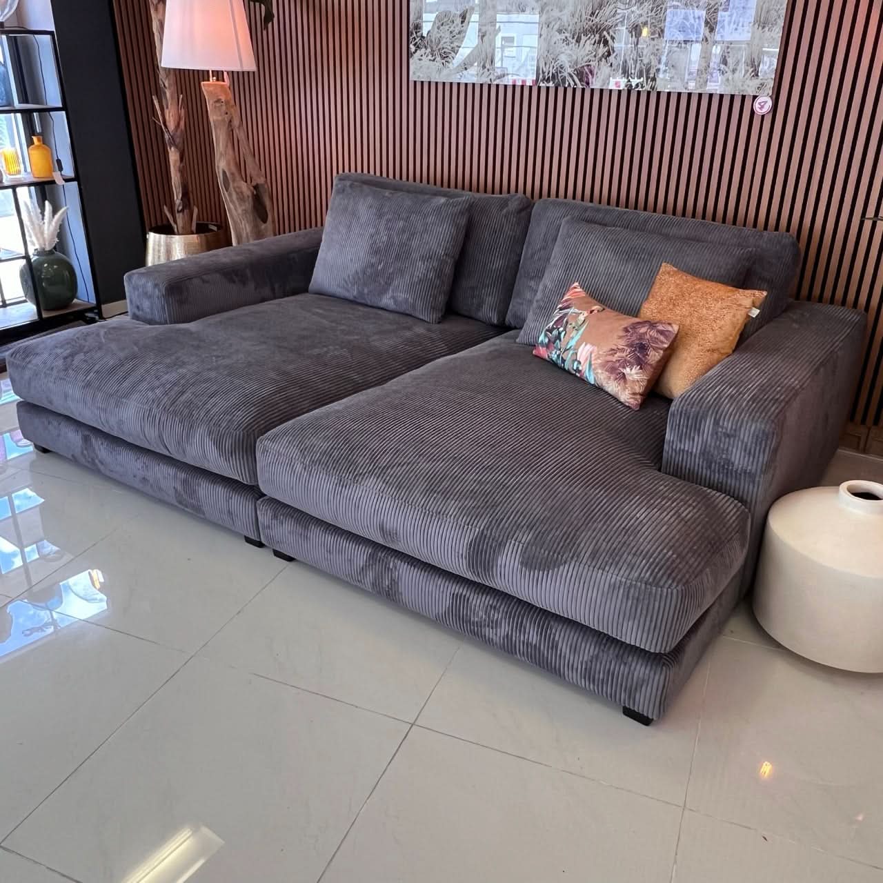 Megasofa, zwei große Sitzflächen, breite Armlehnen, zwei Rückenkissen, schwarze tiefe Füße, Cord