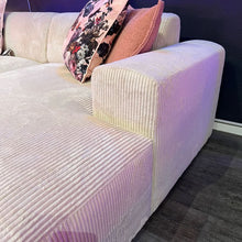 Megasofa, zwei große Sitzflächen, breite Armlehnen, zwei Rückenlehnen, Cord, tiefe schwarze Füße