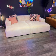 Megasofa, zwei große Sitzflächen, breite Armlehnen, zwei Rückenlehnen, Cord, tiefe schwarze Füße