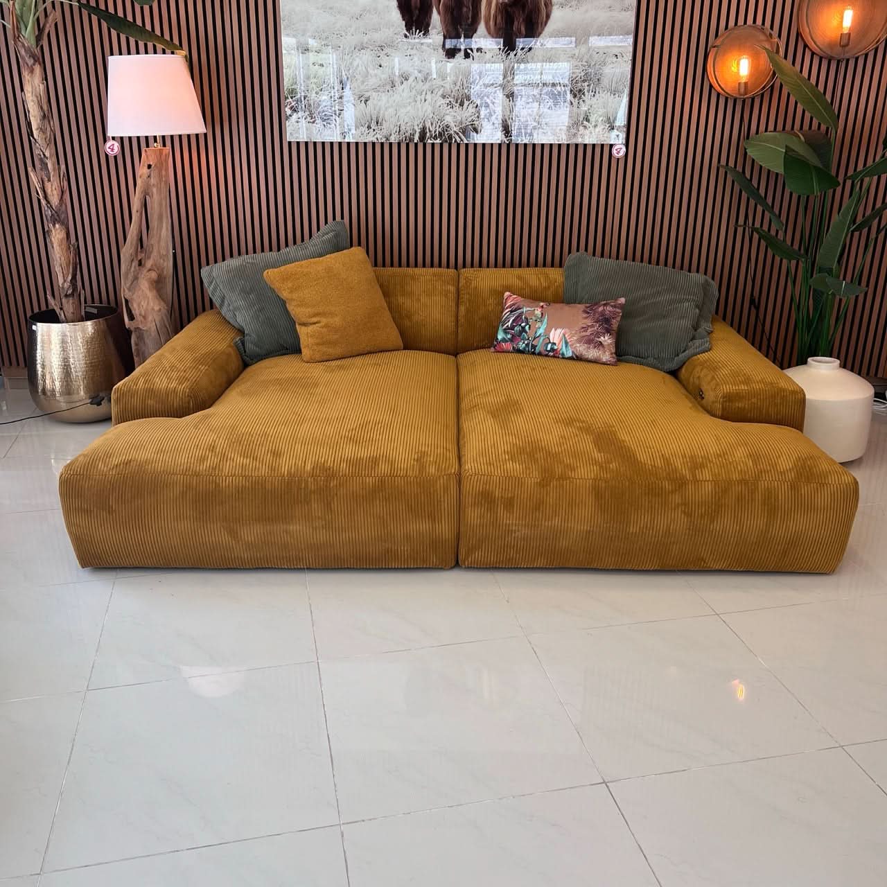 Megasofa, zwei große Sitzflächen, breite Armlehnen, zwei Rückenlehnen, Cord, elektrische Liegetiefenverstellung