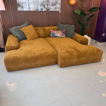 Megasofa, zwei große Sitzflächen, breite Armlehnen, zwei Rückenlehnen, Cord, elektrische Liegetiefenverstellung 