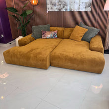 Megasofa, zwei große Sitzflächen, breite Armlehnen, zwei Rückenlehnen, Cord, elektrische Liegetiefenverstellung