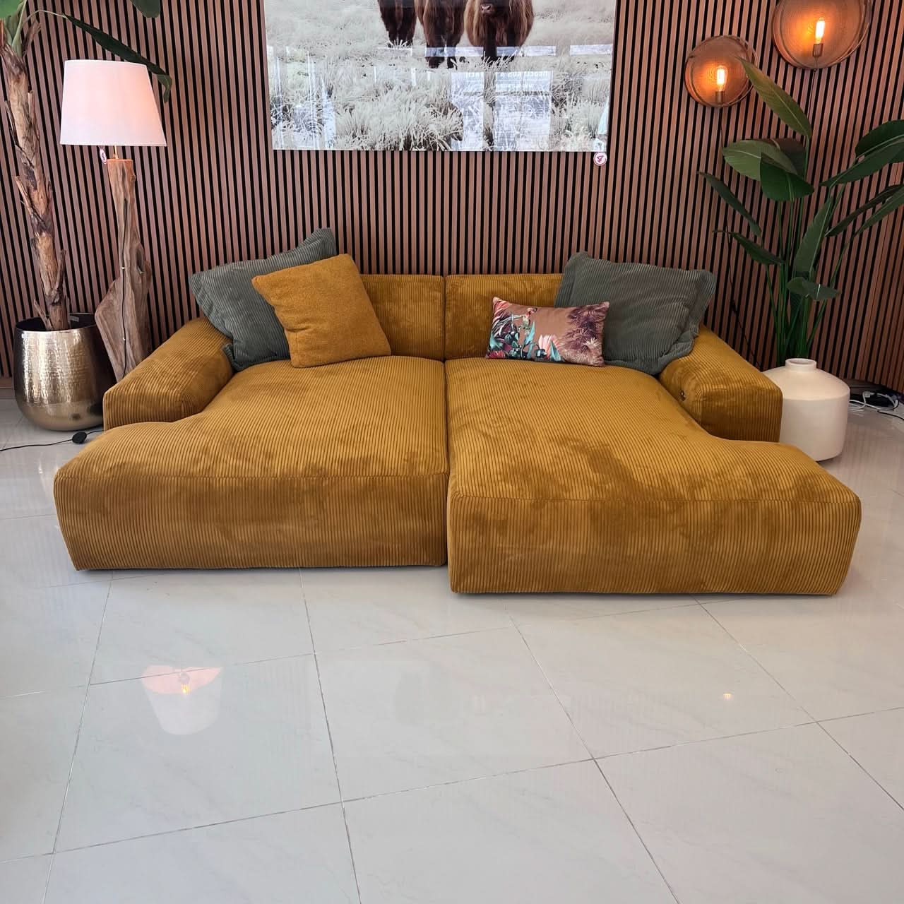 Megasofa, zwei große Sitzflächen, breite Armlehnen, zwei Rückenlehnen, Cord, elektrische Liegetiefenverstellung