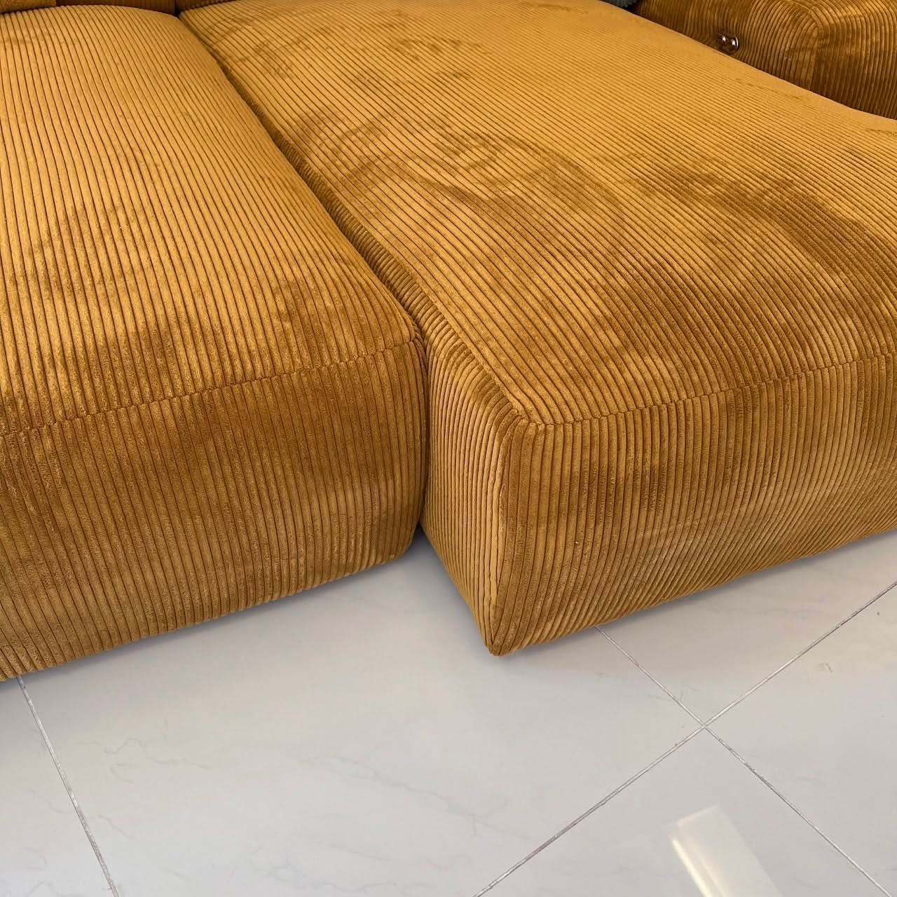 Megasofa, zwei große Sitzflächen, breite Armlehnen, zwei Rückenlehnen, Cord, elektrische Liegetiefenverstellung