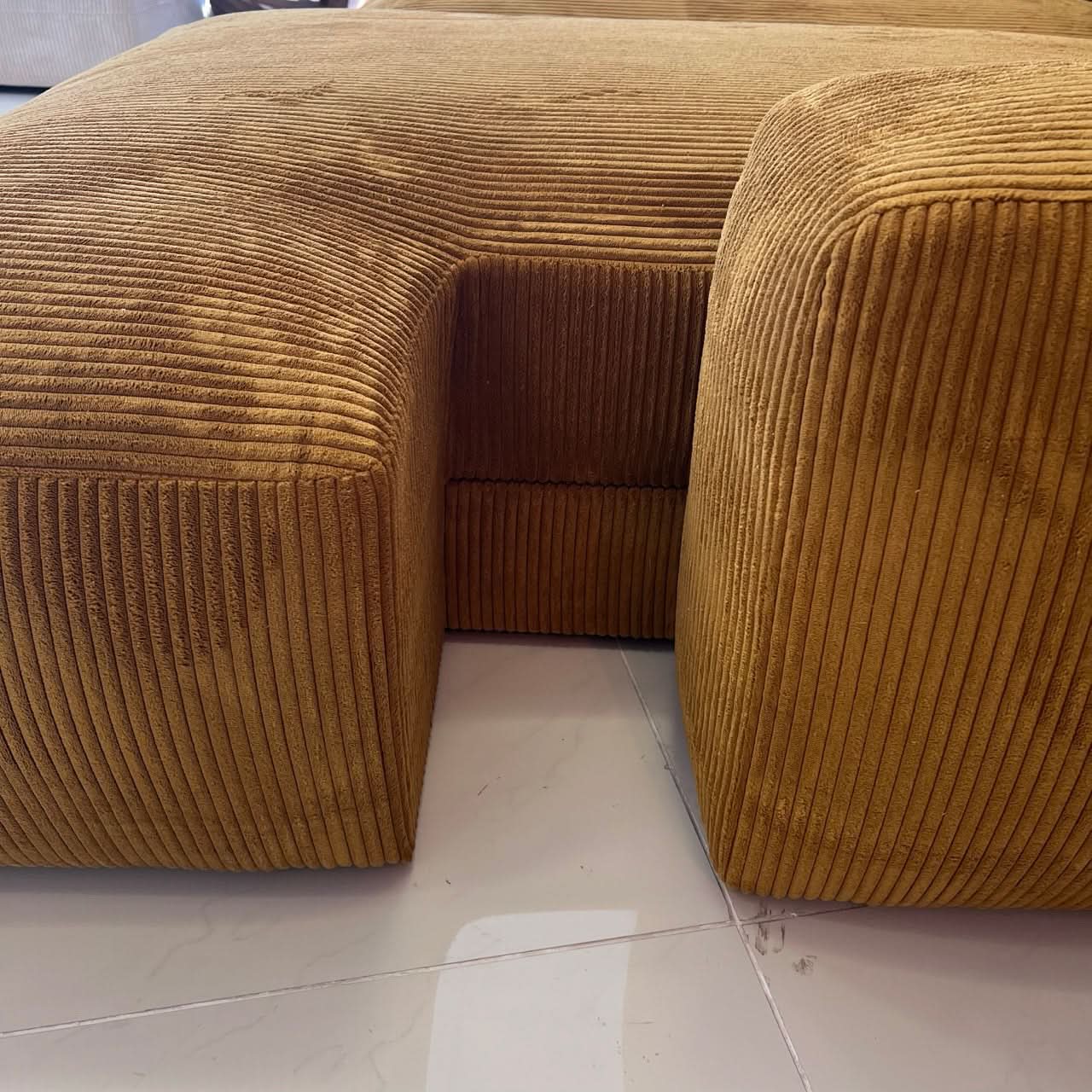 Megasofa, zwei große Sitzflächen, breite Armlehnen, zwei Rückenlehnen, Cord, elektrische Liegetiefenverstellung