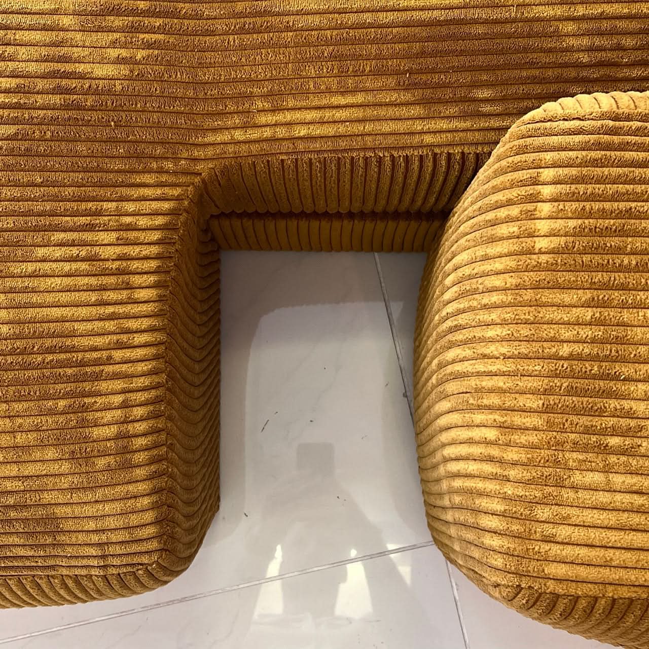 Megasofa, zwei große Sitzflächen, breite Armlehnen, zwei Rückenlehnen, Cord, elektrische Liegetiefenverstellung