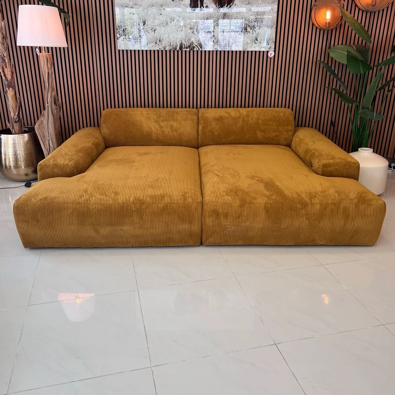 Megasofa, zwei große Sitzflächen, breite Armlehnen, zwei Rückenlehnen, Cord, elektrische Liegetiefenverstellung