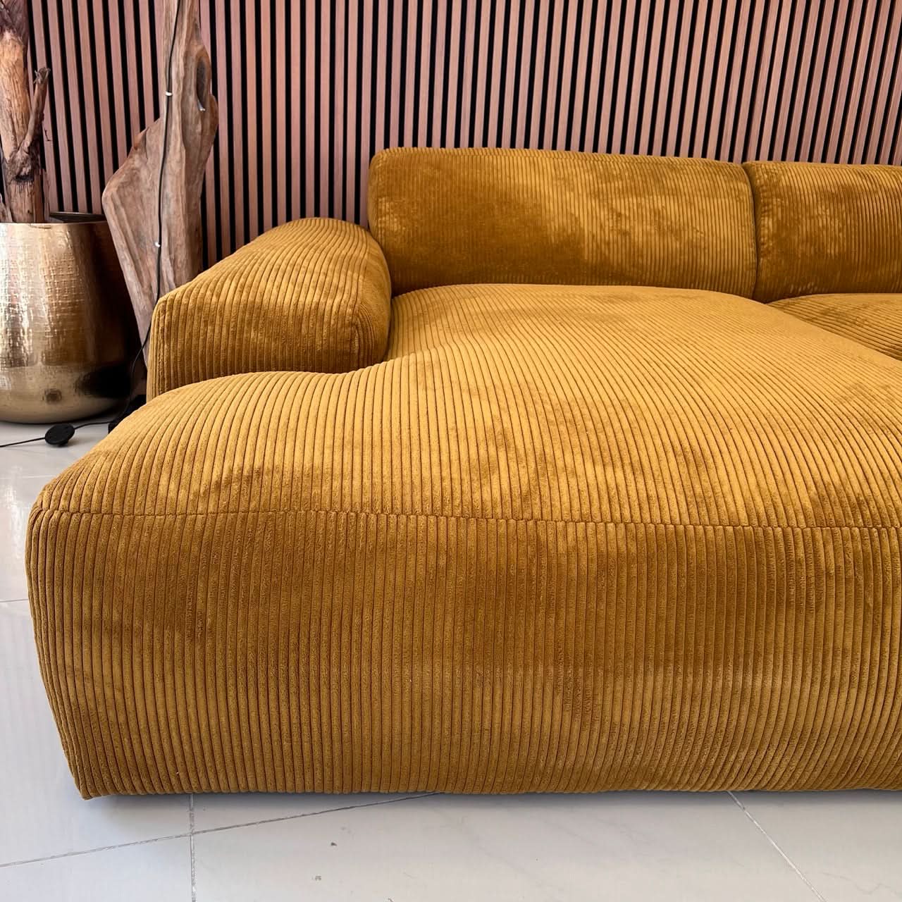 Megasofa, zwei große Sitzflächen, breite Armlehnen, zwei Rückenlehnen, Cord, elektrische Liegetiefenverstellung