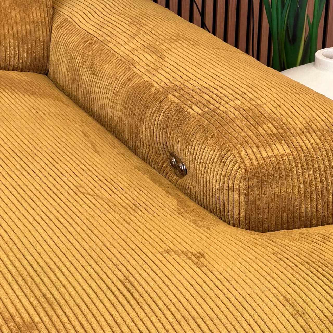 Megasofa, zwei große Sitzflächen, breite Armlehnen, zwei Rückenlehnen, Cord, elektrische Liegetiefenverstellung