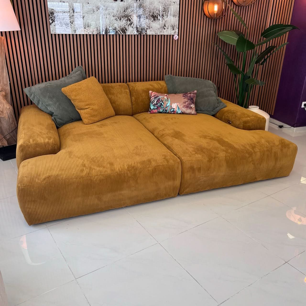 Megasofa, zwei große Sitzflächen, breite Armlehnen, zwei Rückenlehnen, Cord, elektrische Liegetiefenverstellung