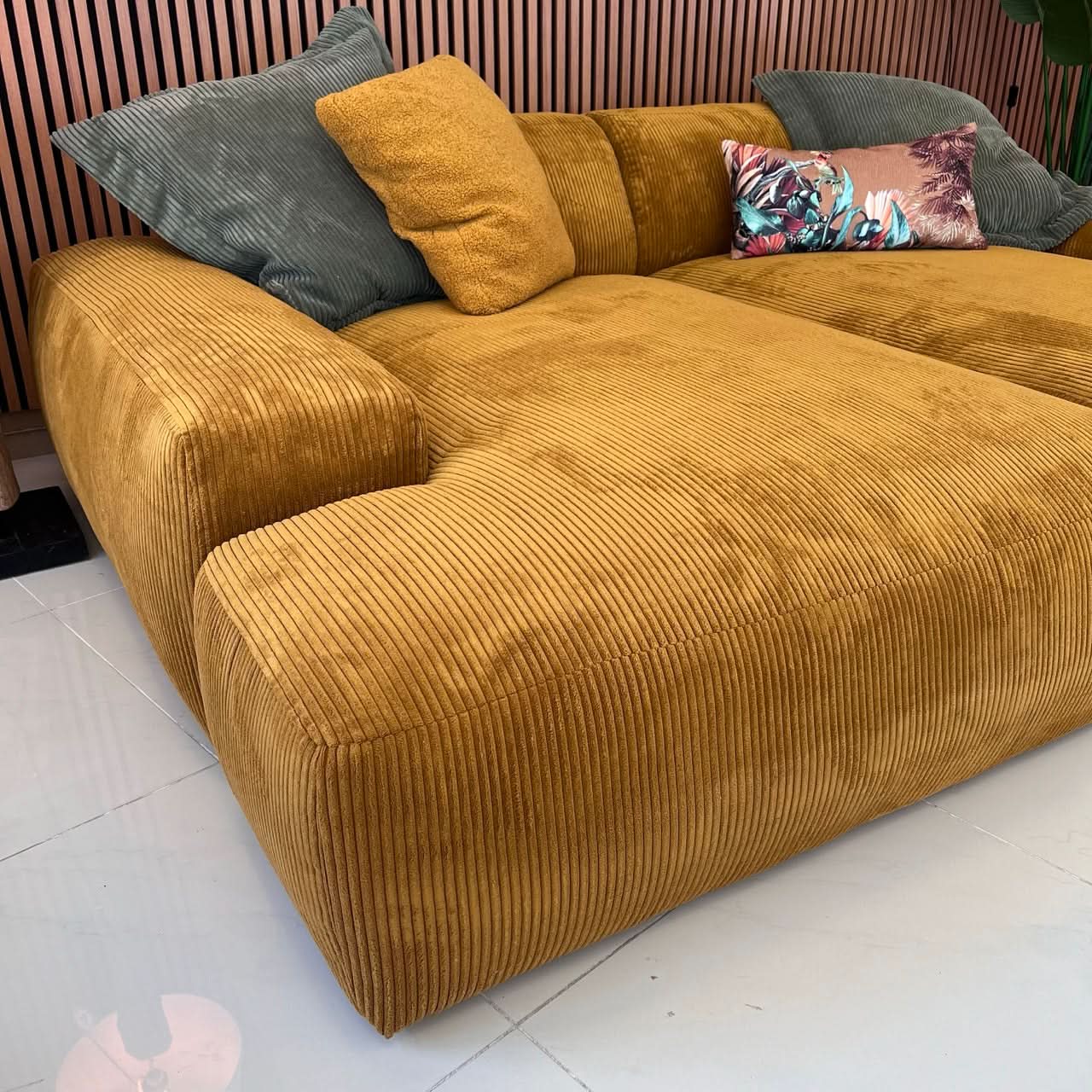 Megasofa, zwei große Sitzflächen, breite Armlehnen, zwei Rückenlehnen, Cord, elektrische Liegetiefenverstellung