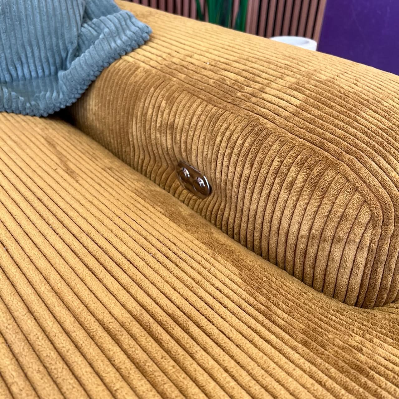 Megasofa, zwei große Sitzflächen, breite Armlehnen, zwei Rückenlehnen, Cord, elektrische Liegetiefenverstellung