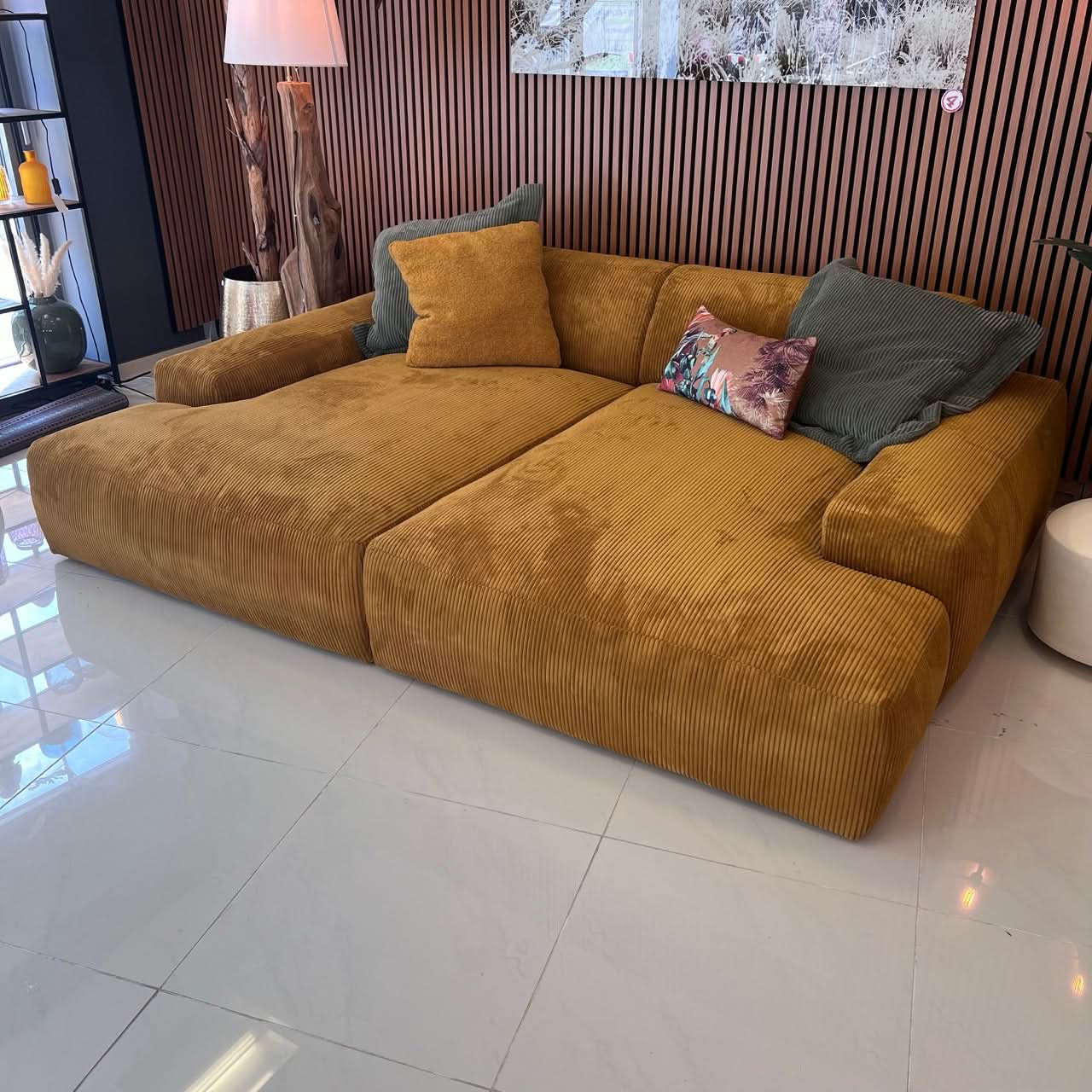 Megasofa, zwei große Sitzflächen, breite Armlehnen, zwei Rückenlehnen, Cord, elektrische Liegetiefenverstellung