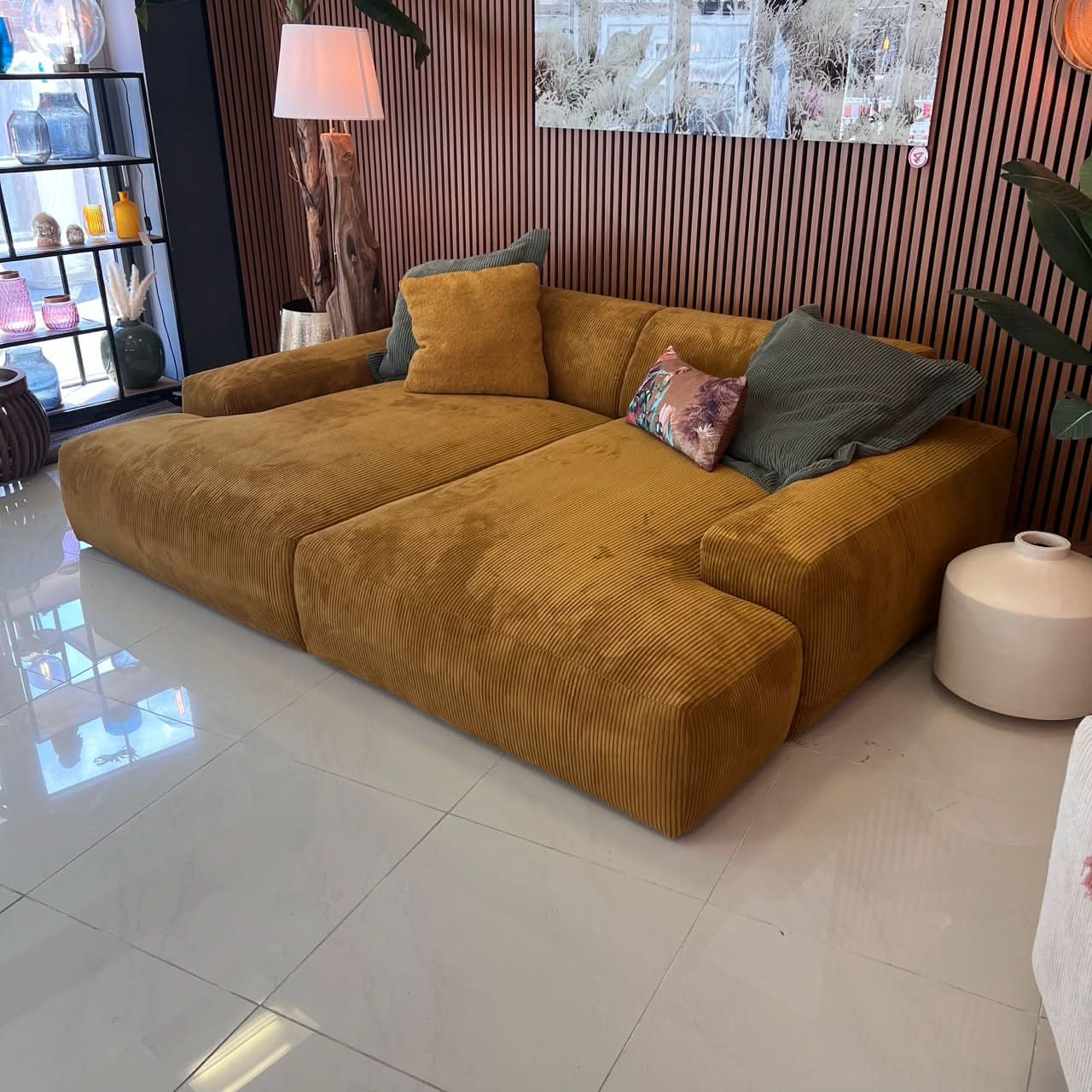 Megasofa, zwei große Sitzflächen, breite Armlehnen, zwei Rückenlehnen, Cord, elektrische Liegetiefenverstellung