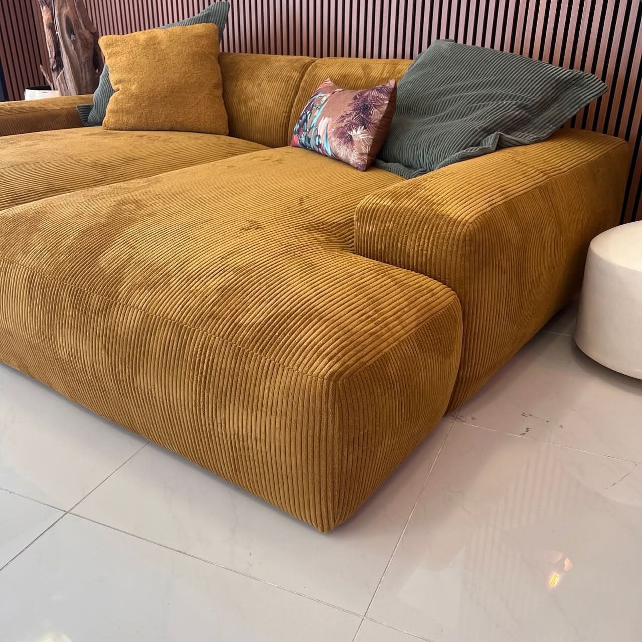 Megasofa, zwei große Sitzflächen, breite Armlehnen, zwei Rückenlehnen, Cord, elektrische Liegetiefenverstellung