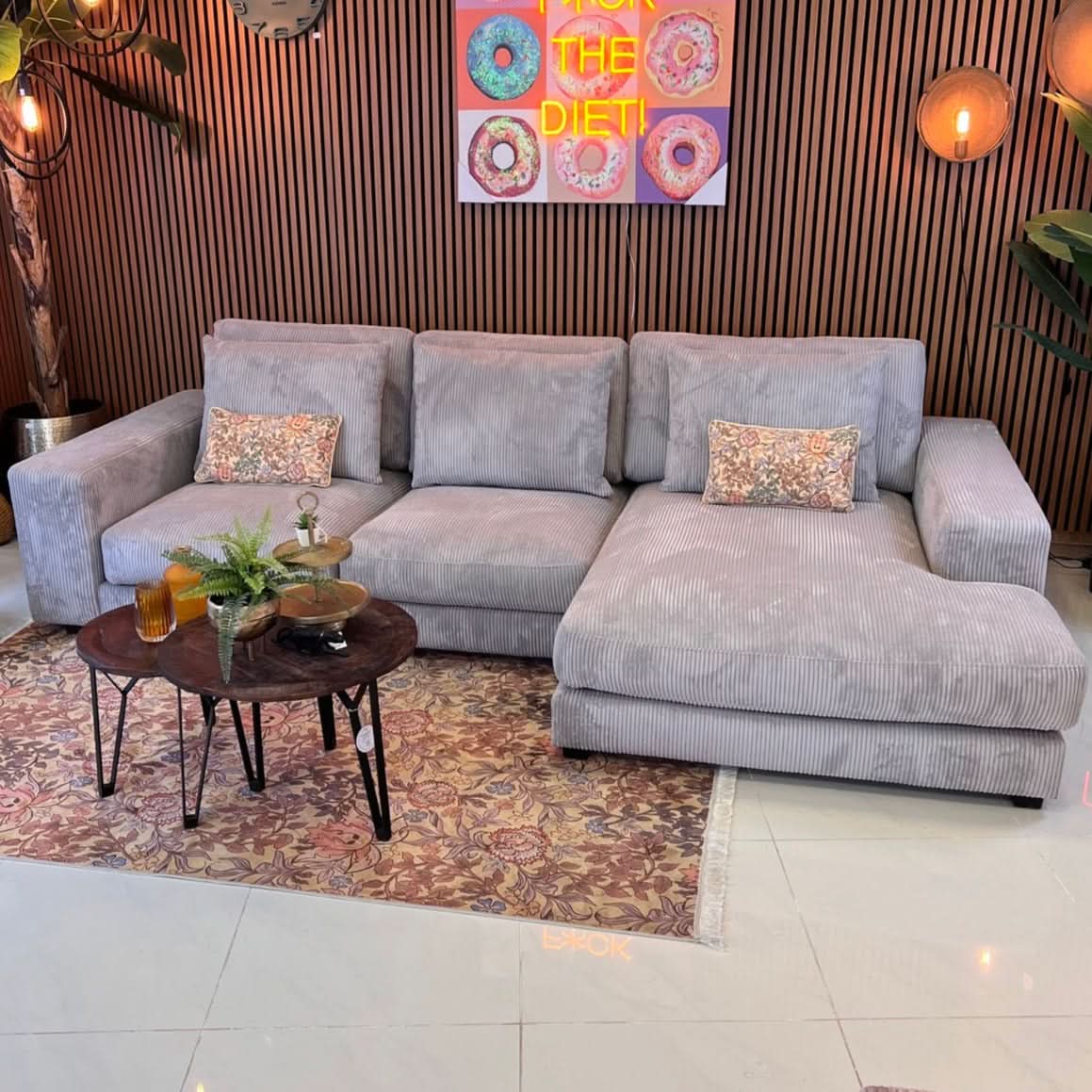 Ecksofa, drei Sitzflächen, Rückenkissen, breite Armlehnen, schwarze tiefe Füße, Breitcord