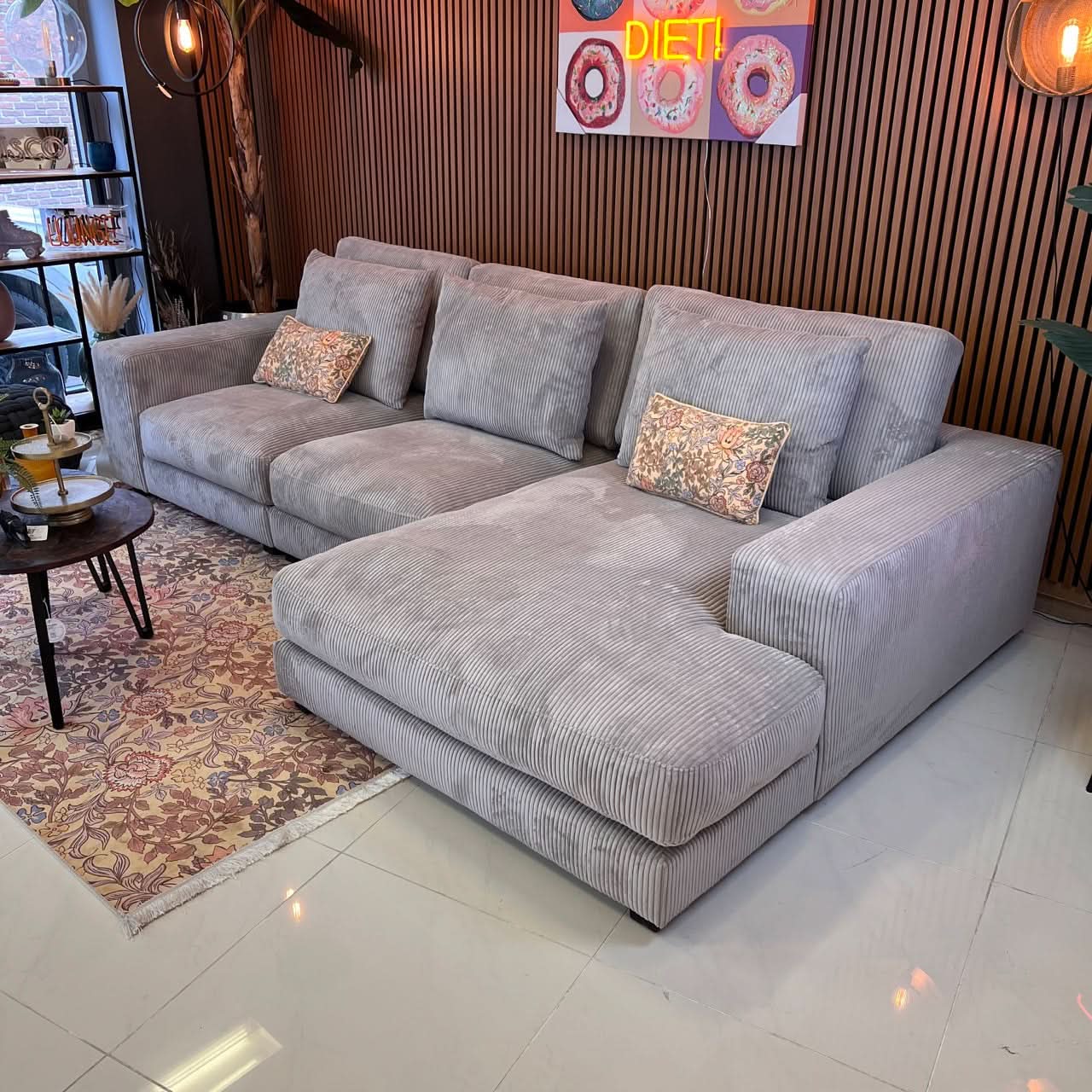 Ecksofa, drei Sitzflächen, Rückenkissen, breite Armlehnen, schwarze tiefe Füße, Breitcord