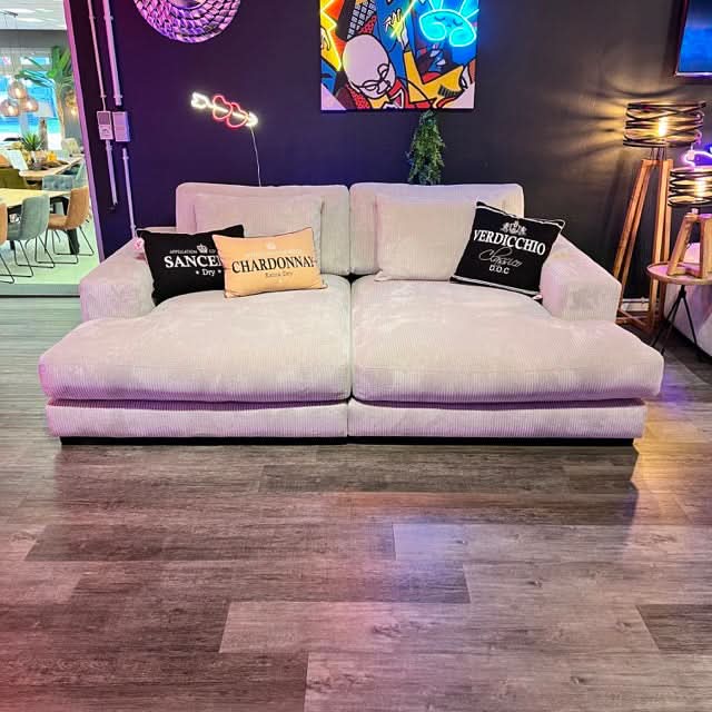 breite Armlehnen, zwei Rückenkissen, große Sitzfläche, schwarze tiefe Füße, Breitcord