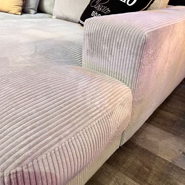 breite Armlehnen, zwei Rückenkissen, große Sitzfläche, Breitcord