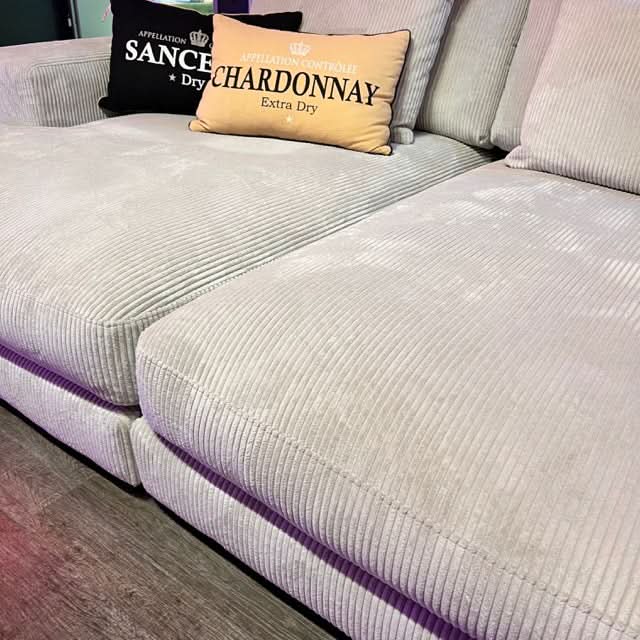 breite Armlehnen, zwei Rückenkissen, große Sitzfläche, schwarze tiefe Füße, Breitcord