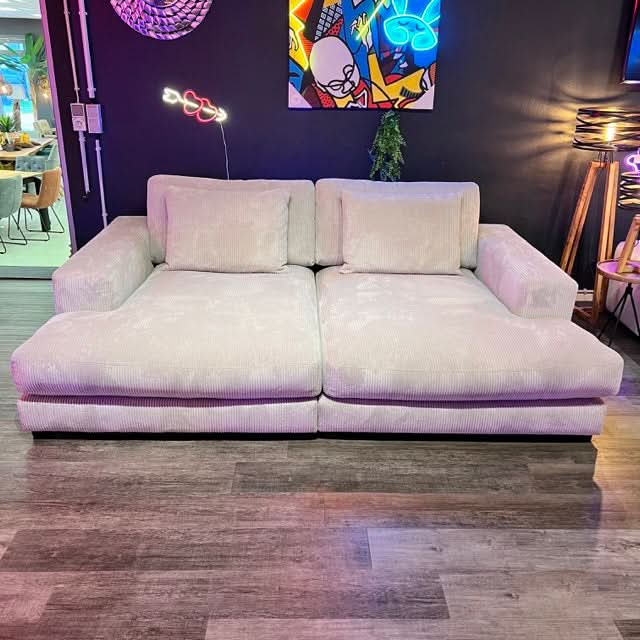 breite Armlehnen, zwei Rückenkissen, große Sitzfläche, schwarze tiefe Füße, Breitcord