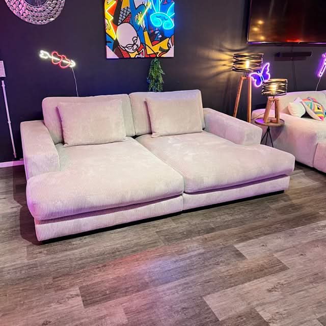 breite Armlehnen, zwei Rückenkissen, große Sitzfläche, schwarze tiefe Füße, Breitcord