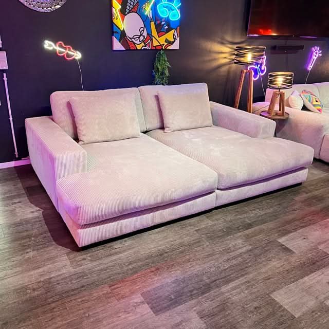 breite Armlehnen, zwei Rückenkissen, große Sitzfläche, schwarze tiefe Füße, Breitcord