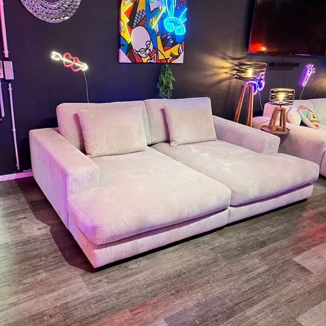 breite Armlehnen, zwei Rückenkissen, große Sitzfläche, schwarze tiefe Füße, Breitcord