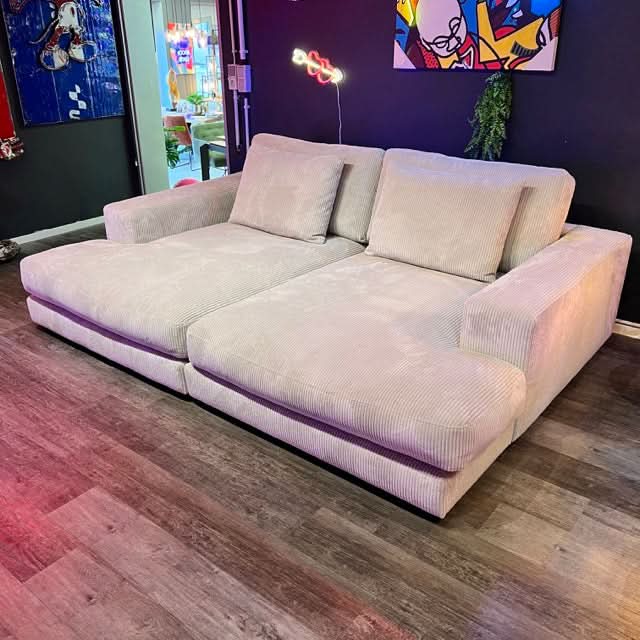 breite Armlehnen, zwei Rückenkissen, große Sitzfläche, schwarze tiefe Füße, Breitcord