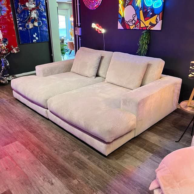 breite Armlehnen, zwei Rückenkissen, große Sitzfläche, schwarze tiefe Füße, Breitcord