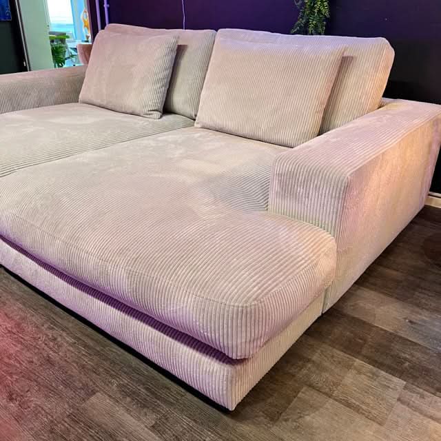 breite Armlehnen, zwei Rückenkissen, große Sitzfläche, schwarze tiefe Füße, Breitcord