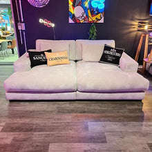 breite Armlehnen, zwei Rückenkissen, große Sitzfläche, schwarze tiefe Füße, Breitcord, Megasofa