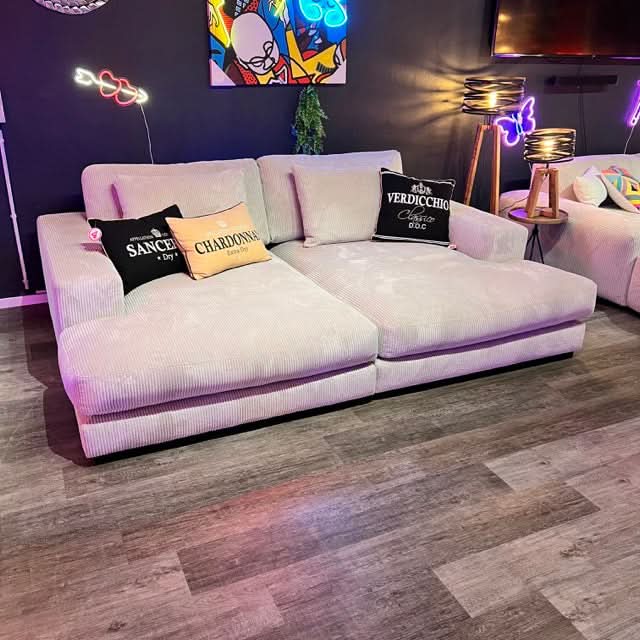 breite Armlehnen, zwei Rückenkissen, große Sitzfläche, schwarze tiefe Füße, Breitcord