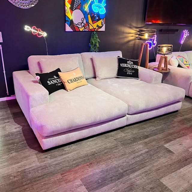 breite Armlehnen, zwei Rückenkissen, große Sitzfläche, schwarze tiefe Füße, Breitcord