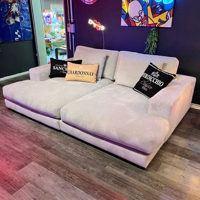 breite Armlehnen, zwei Rückenkissen, große Sitzfläche, schwarze tiefe Füße, Breitcord, Megasofa