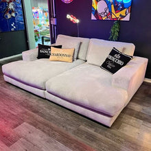 breite Armlehnen, zwei Rückenkissen, große Sitzfläche, schwarze tiefe Füße, Breitcord, Megasofa