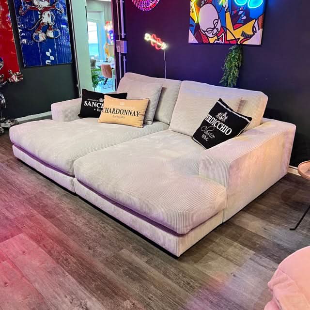 breite Armlehnen, zwei Rückenkissen, große Sitzfläche, schwarze tiefe Füße, Breitcord