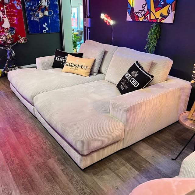 breite Armlehnen, zwei Rückenkissen, große Sitzfläche, schwarze tiefe Füße, Breitcord