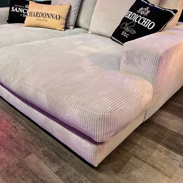 breite Armlehnen, zwei Rückenkissen, große Sitzfläche, schwarze tiefe Füße, Breitcord, Megasofa