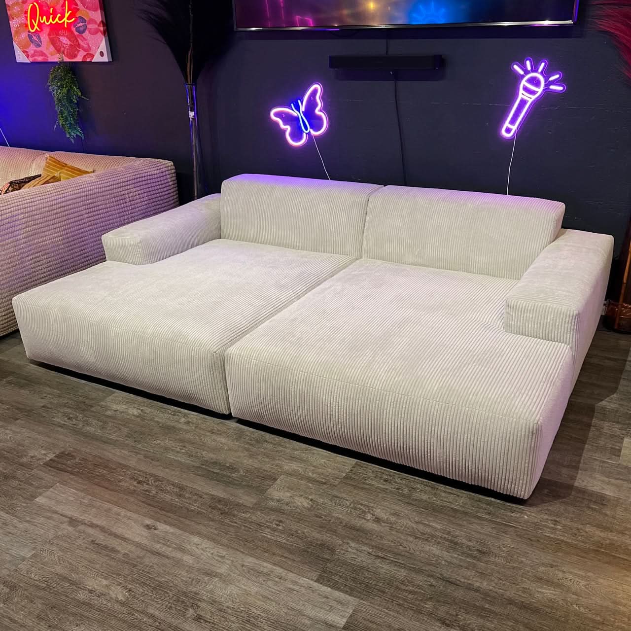 Megasofa, zwei große Sitzflächen, breite Armlehnen, zwei Rückenlehnen, schwarze tiefe Füße, Cord