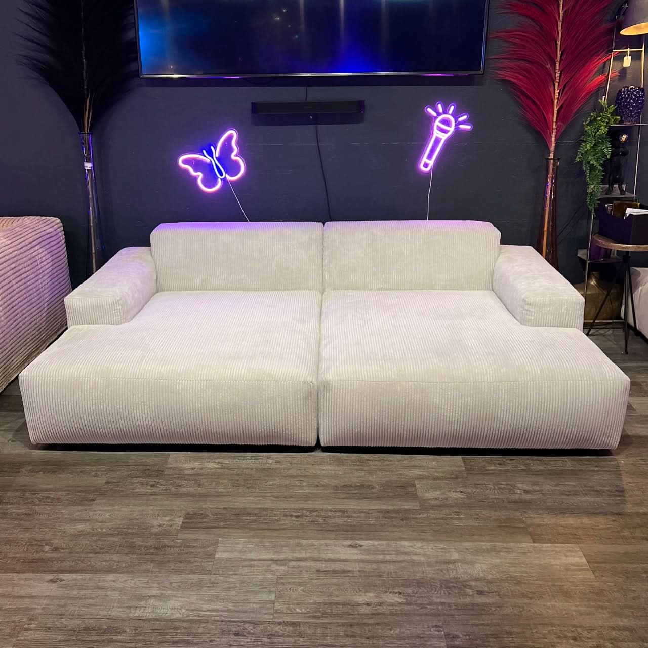 Megasofa, zwei große Sitzflächen, breite Armlehnen, zwei Rückenlehnen, schwarze tiefe Füße, Cord