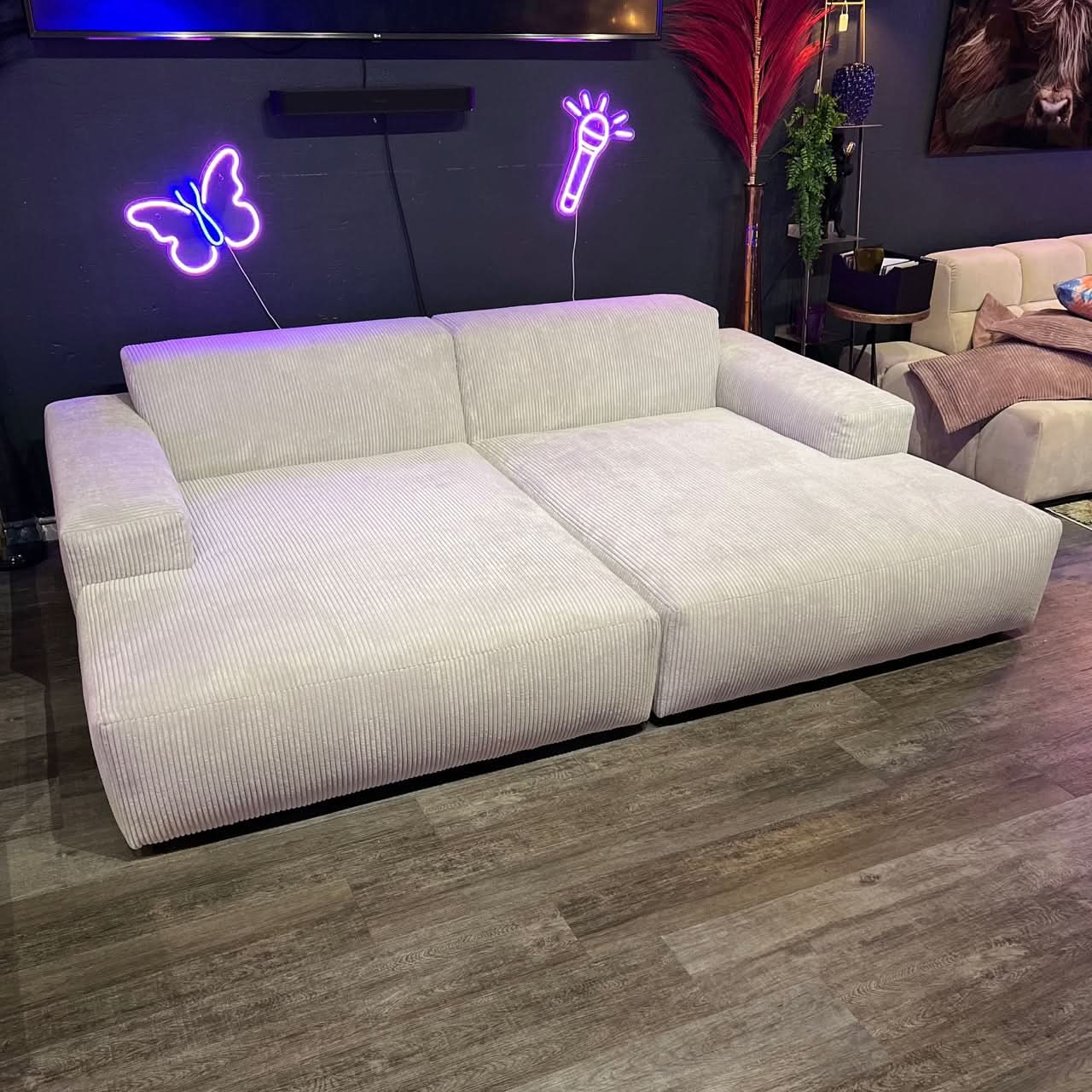 Megasofa, zwei große Sitzflächen, breite Armlehnen, zwei Rückenlehnen, schwarze tiefe Füße, Cordv