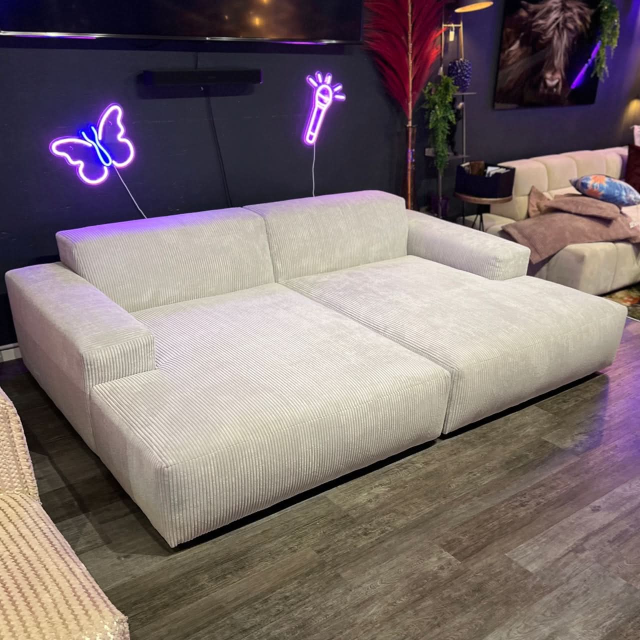 Megasofa, zwei große Sitzflächen, breite Armlehnen, zwei Rückenlehnen, schwarze tiefe Füße, Cord