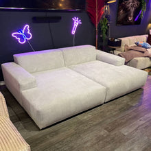 Megasofa, zwei große Sitzflächen, breite Armlehnen, zwei Rückenlehnen, schwarze tiefe Füße, Cord