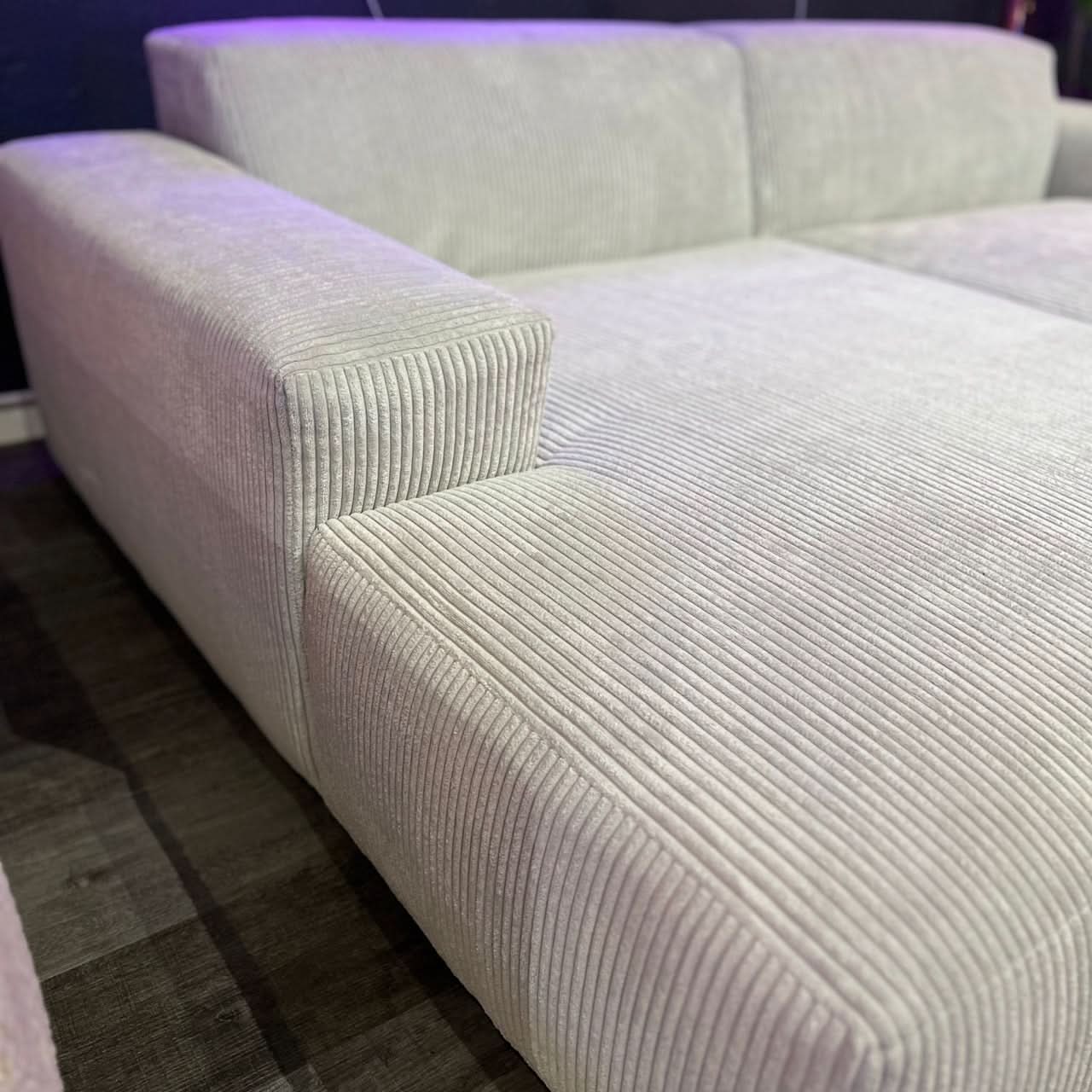 Megasofa, zwei große Sitzflächen, breite Armlehnen, zwei Rückenlehnen, schwarze tiefe Füße, Cord