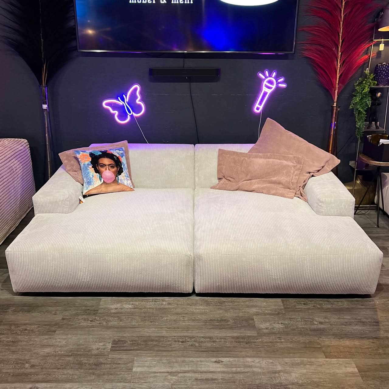 Megasofa, zwei große Sitzflächen, breite Armlehnen, zwei Rückenlehnen, schwarze tiefe Füße, Cord