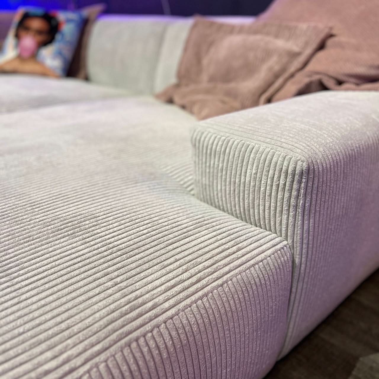 Megasofa, zwei große Sitzflächen, breite Armlehnen, zwei Rückenlehnen, schwarze tiefe Füße, Cord